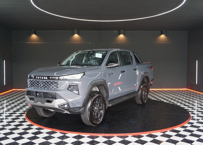 2026 TOYOTA HILUX TRAVO OVERLAND 2.8 2WD AT Gray