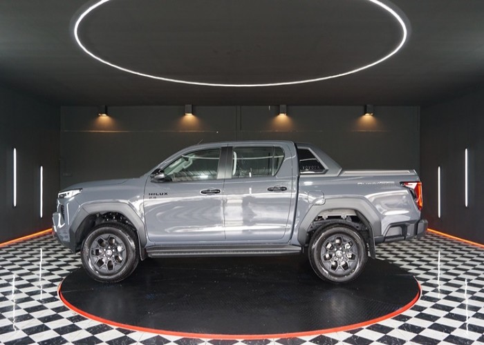 2026 TOYOTA HILUX TRAVO OVERLAND 2.8 2WD AT Gray image 5