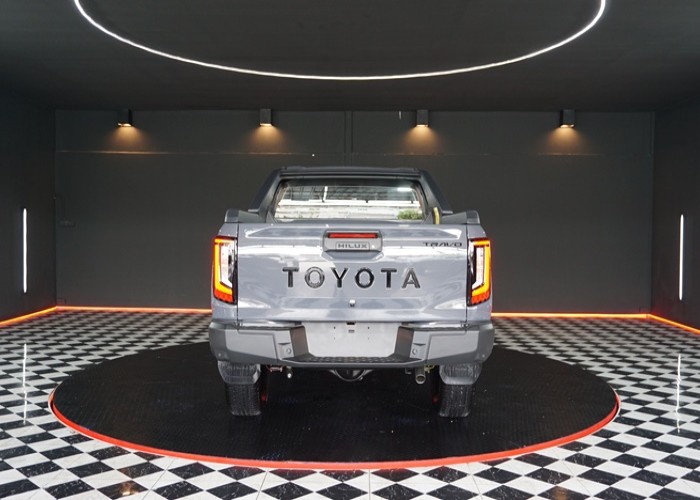 2026 TOYOTA HILUX TRAVO OVERLAND 2.8 2WD AT Gray image 8