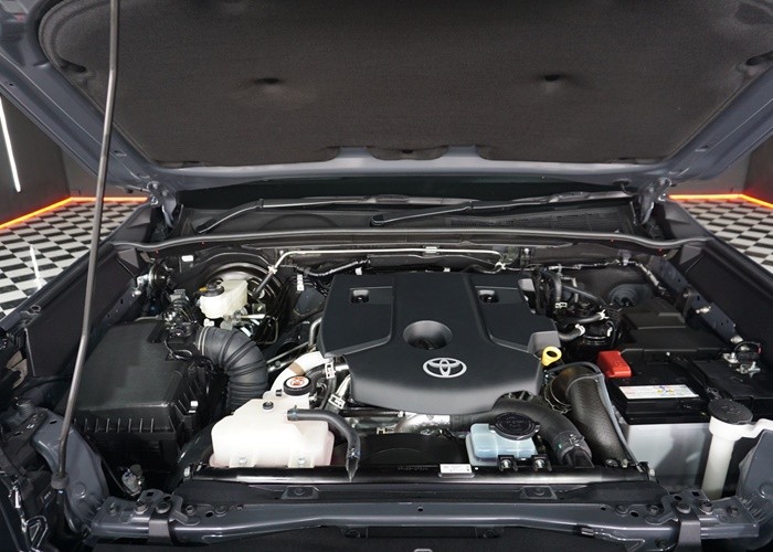 2026 TOYOTA HILUX TRAVO OVERLAND 2.8 2WD AT Gray image 9
