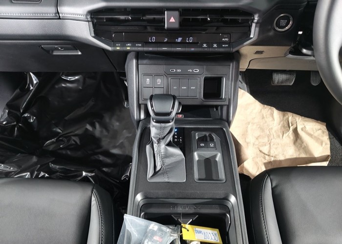 2026 TOYOTA HILUX TRAVO OVERLAND 2.8 2WD AT Gray image 11
