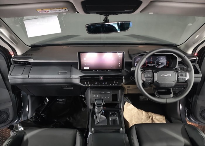 2026 TOYOTA HILUX TRAVO OVERLAND 2.8 2WD AT Gray image 13