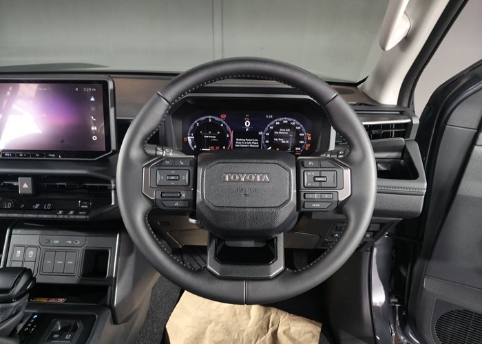 2026 TOYOTA HILUX TRAVO OVERLAND 2.8 2WD AT Gray image 14