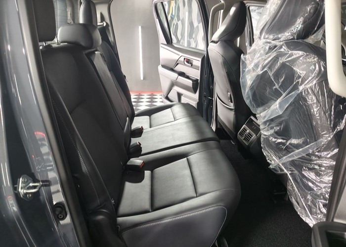 2026 TOYOTA HILUX TRAVO OVERLAND 2.8 2WD AT Gray image 15