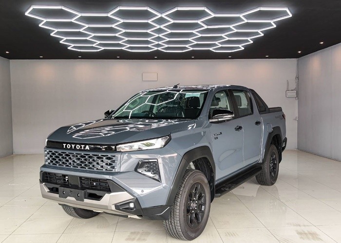 2026 TOYOTA HILUX TRAVO OVERLAND 2.8 4WD AT Gray