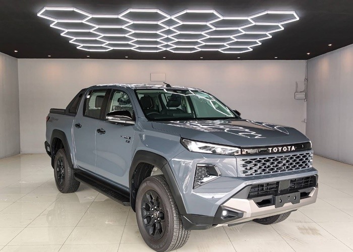 2026 TOYOTA HILUX TRAVO OVERLAND 2.8 4WD AT Gray image 2
