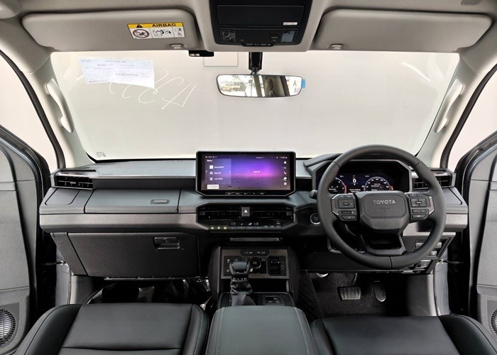 2026 TOYOTA HILUX TRAVO OVERLAND 2.8 4WD AT Gray image 5