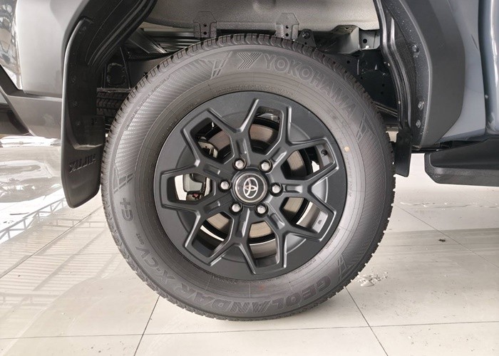 2026 TOYOTA HILUX TRAVO OVERLAND 2.8 4WD AT Gray image 12