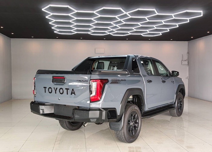 2026 TOYOTA HILUX TRAVO OVERLAND 2.8 4WD AT Gray image 15