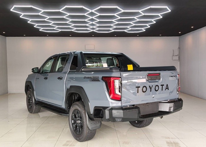 2026 TOYOTA HILUX TRAVO OVERLAND 2.8 4WD AT Gray image 16