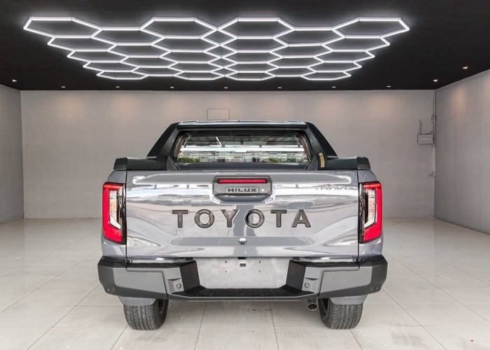 2026 TOYOTA HILUX TRAVO OVERLAND 2.8 4WD AT image 4