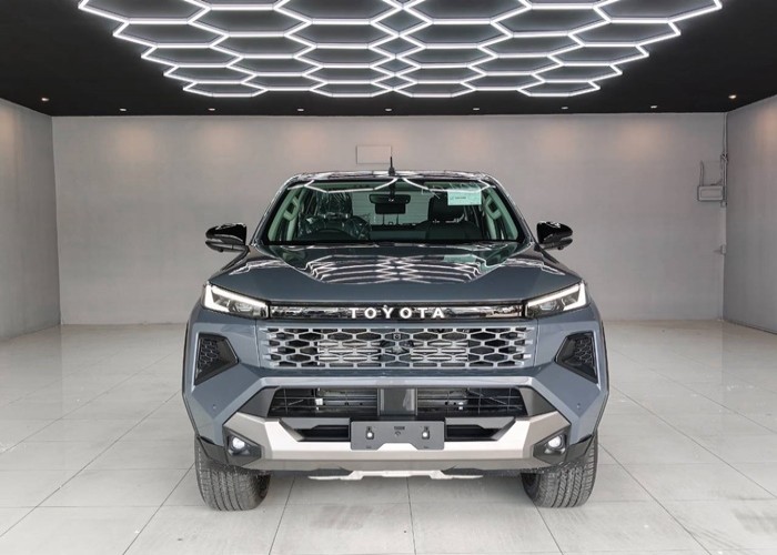 2026 TOYOTA HILUX TRAVO OVERLAND 2.8 4WD AT Gray image 3