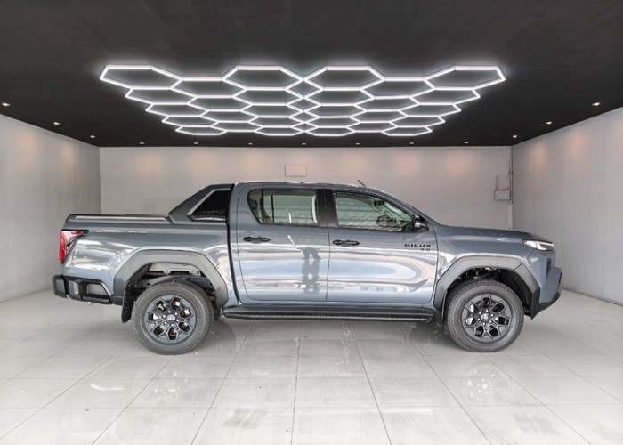 2026 TOYOTA HILUX TRAVO OVERLAND 2.8 4WD AT Gray image 4