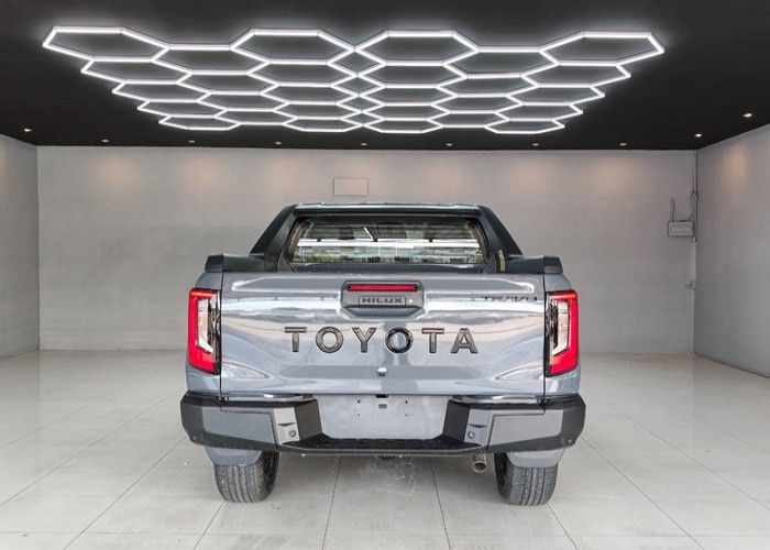 2026 TOYOTA HILUX TRAVO OVERLAND 2.8 4WD AT Gray image 12