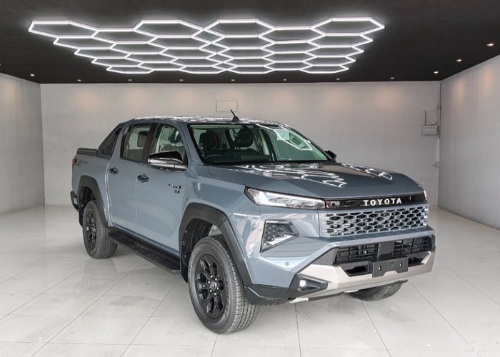 2026 TOYOTA HILUX TRAVO OVERLAND 2.8 4WD AT Gray image 13