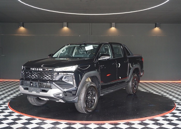 2026 TOYOTA HILUX TRAVO OVERLAND 2.8 2WD AT Black