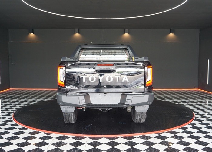 2026 TOYOTA HILUX TRAVO OVERLAND 2.8 2WD AT Black image 9