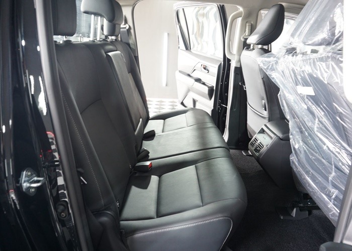 2026 TOYOTA HILUX TRAVO OVERLAND 2.8 2WD AT Black image 12
