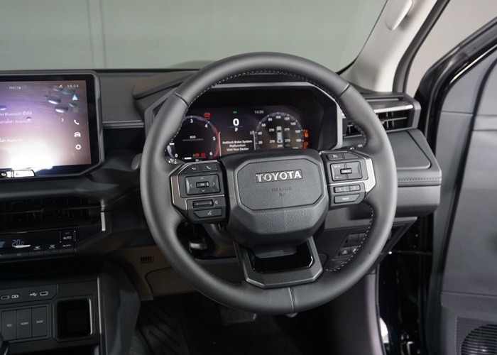 2026 TOYOTA HILUX TRAVO OVERLAND 2.8 2WD AT Black image 13