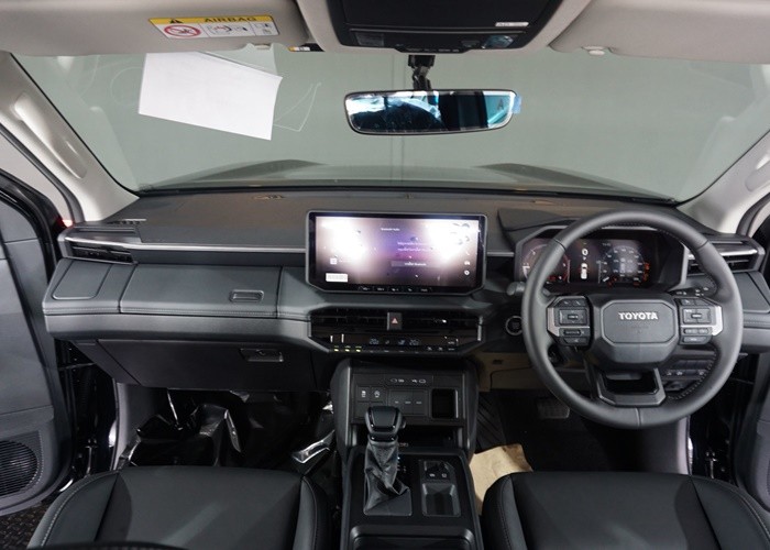 2026 TOYOTA HILUX TRAVO OVERLAND 2.8 2WD AT Black image 14