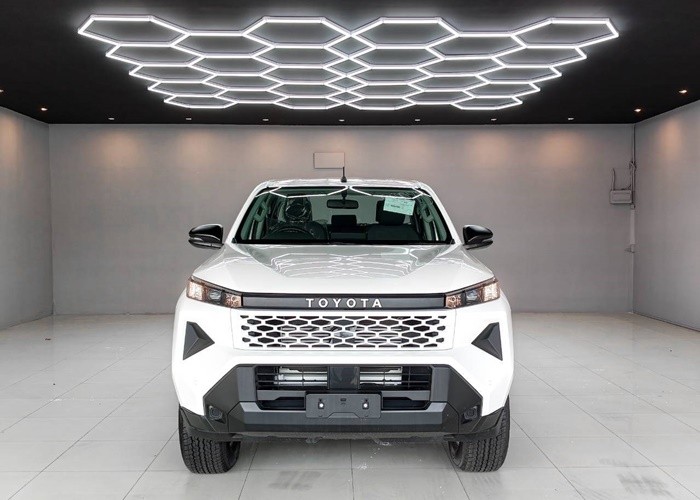 2026 TOYOTA HILUX TRAVO OVERLAND 2.8 2WD AT White image 8