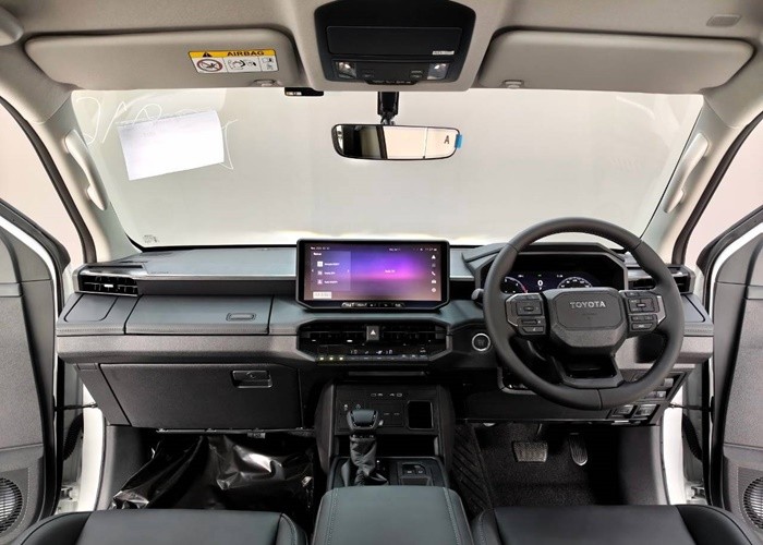 2026 TOYOTA HILUX TRAVO OVERLAND 2.8 2WD AT White image 9