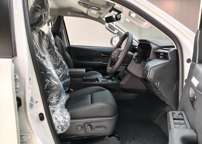 2026 TOYOTA HILUX TRAVO OVERLAND 2.8 2WD AT White image 14