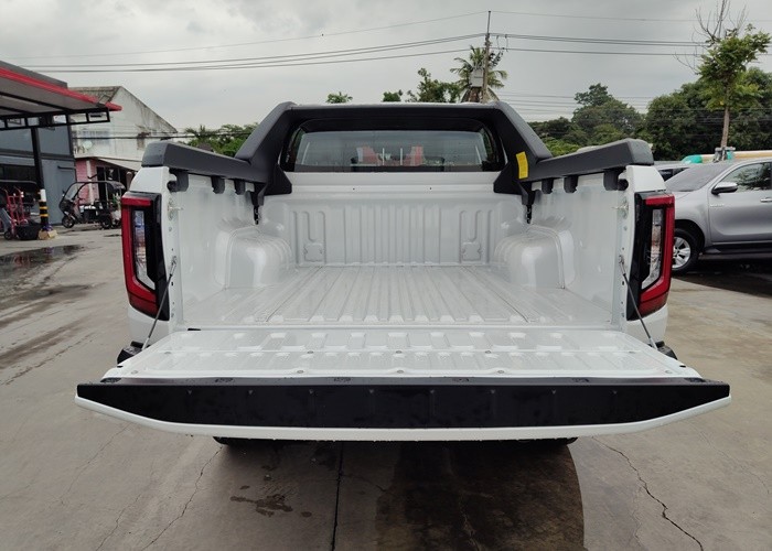 2026 TOYOTA HILUX TRAVO OVERLAND 2.8 2WD AT image 5