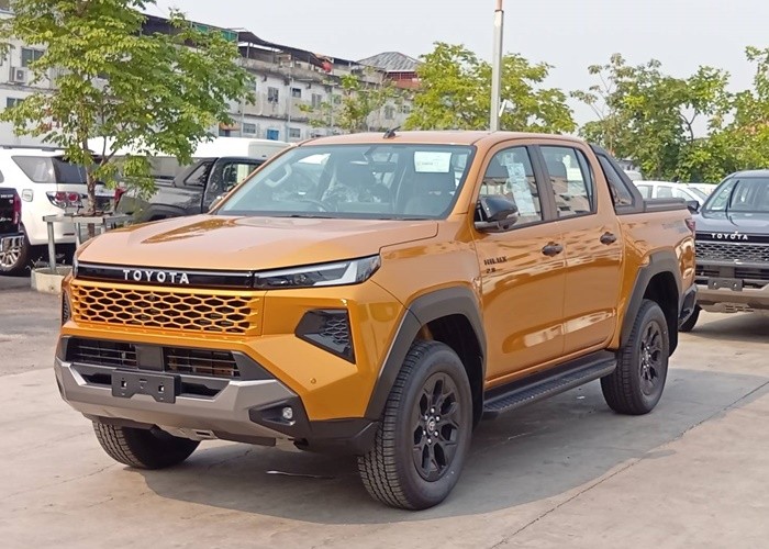 2026 TOYOTA HILUX TRAVO OVERLAND 2.8 2WD AT Yellow