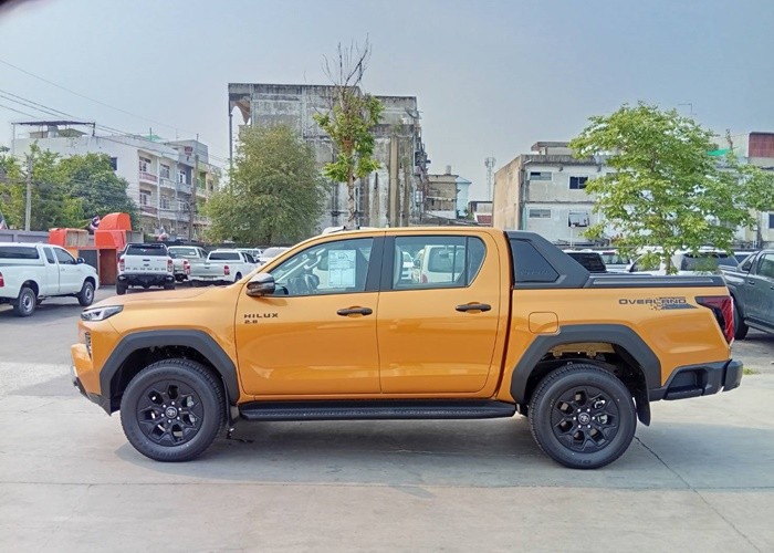 2026 TOYOTA HILUX TRAVO OVERLAND 2.8 2WD AT Yellow image 2