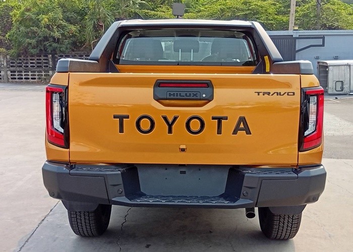 2026 TOYOTA HILUX TRAVO OVERLAND 2.8 2WD AT Yellow image 4