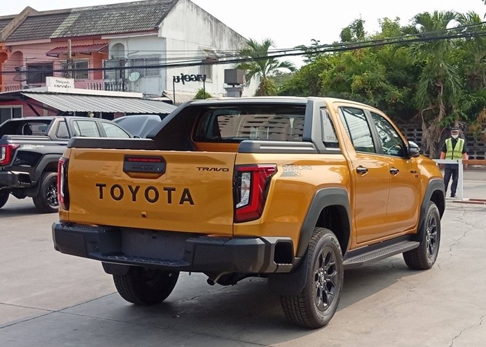 2026 TOYOTA HILUX TRAVO OVERLAND 2.8 2WD AT Yellow image 5