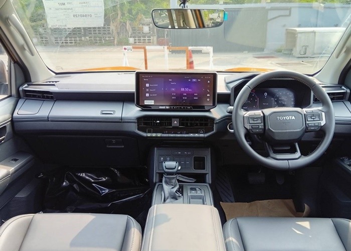 2026 TOYOTA HILUX TRAVO OVERLAND 2.8 2WD AT Yellow image 10