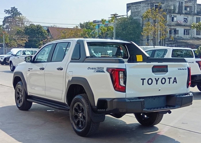 2026 TOYOTA HILUX TRAVO OVERLAND 2.8 2WD AT White image 4