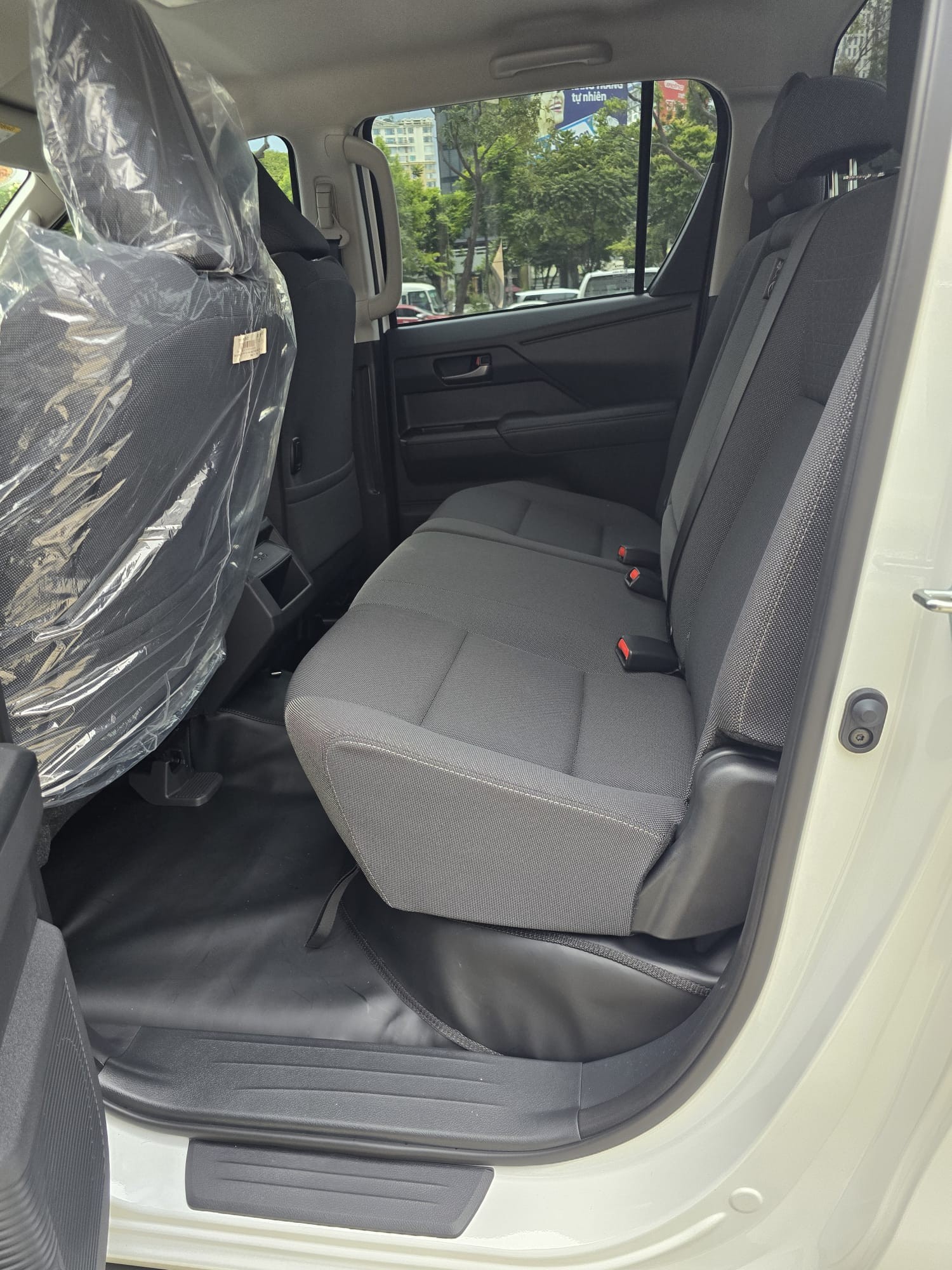 2027 TOYOTA HILUX DOUBLE CAB PRO 2.8 2WD AT White (Z-1385) image 15