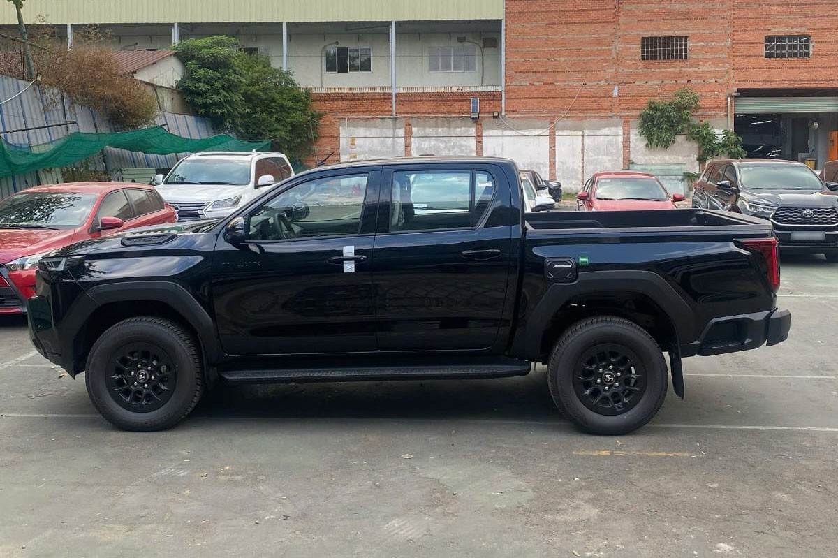 2027 TOYOTA HILUX DOUBLE CAB PRO 2.8 2WD AT Black (Z-1387) image 2