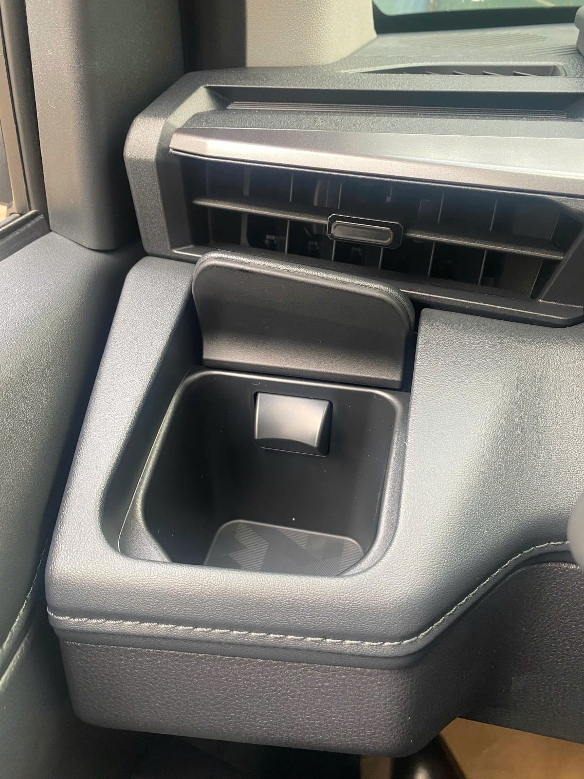2027 TOYOTA HILUX DOUBLE CAB PRO 2.8 2WD AT Black (Z-1387) image 17
