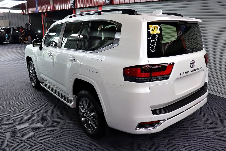 2027 TOYOTA LAND CRUISER SUV ZX 3.3 4WD AT White (A-757) image 3