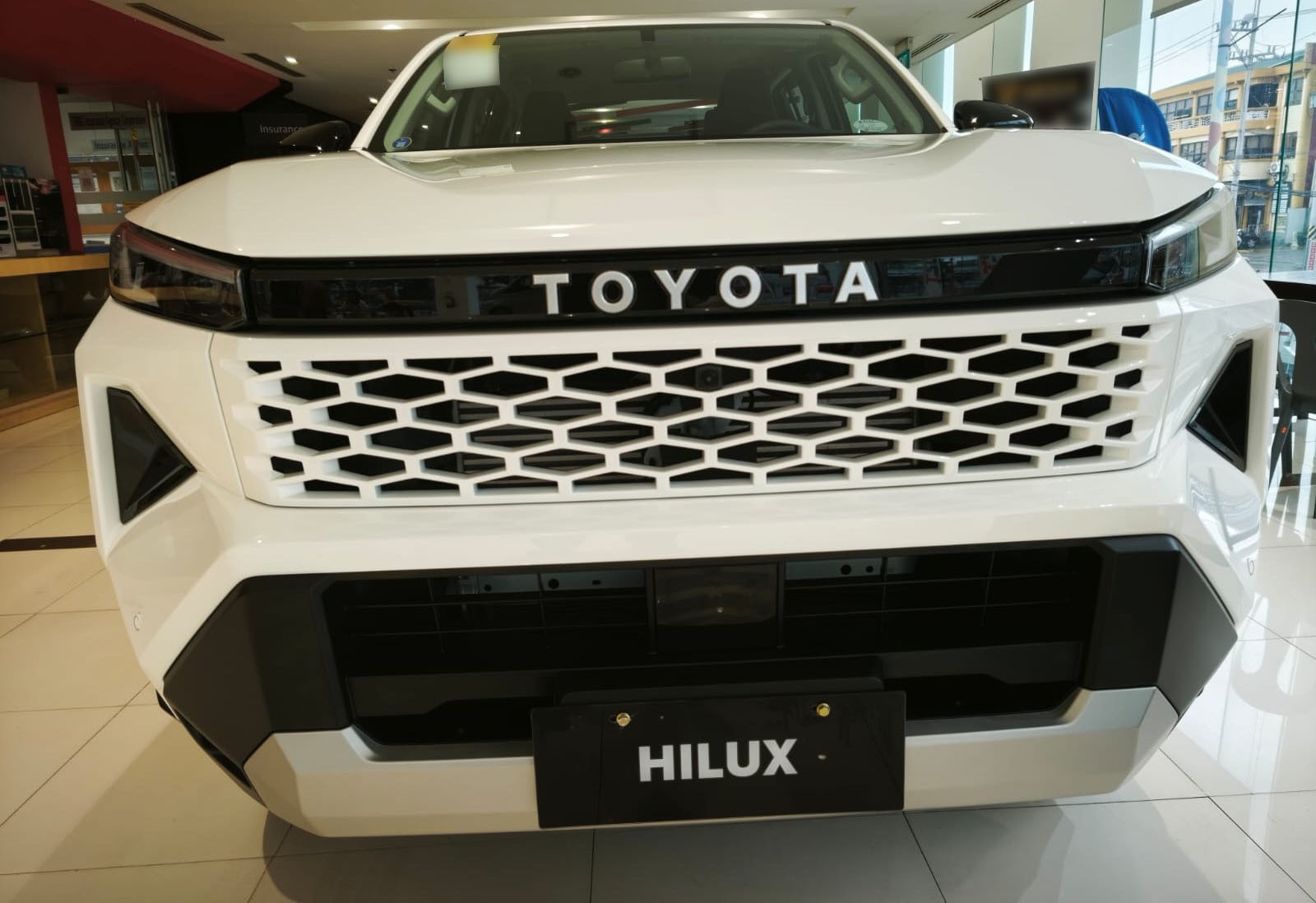 2026 TOYOTA HILUX DOUBLE CAB G 2.8 2WD AT White image 10