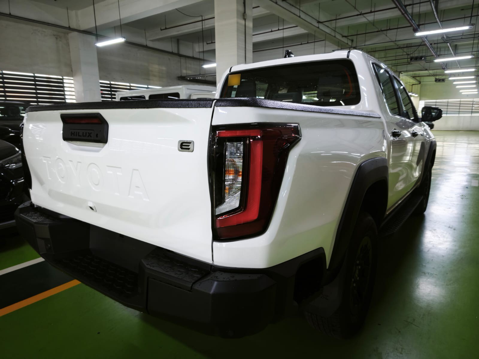 2026 TOYOTA HILUX DOUBLE CAB E 2.8 4WD MT White image 6