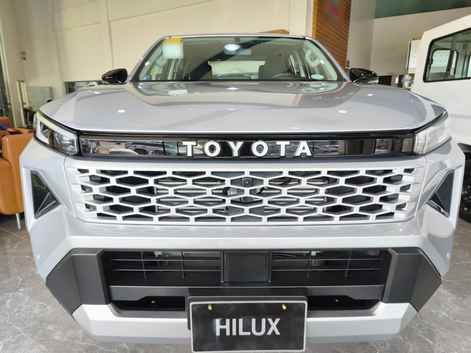2026 TOYOTA HILUX DOUBLE CAB G 2.8 2WD AT Silver image 10