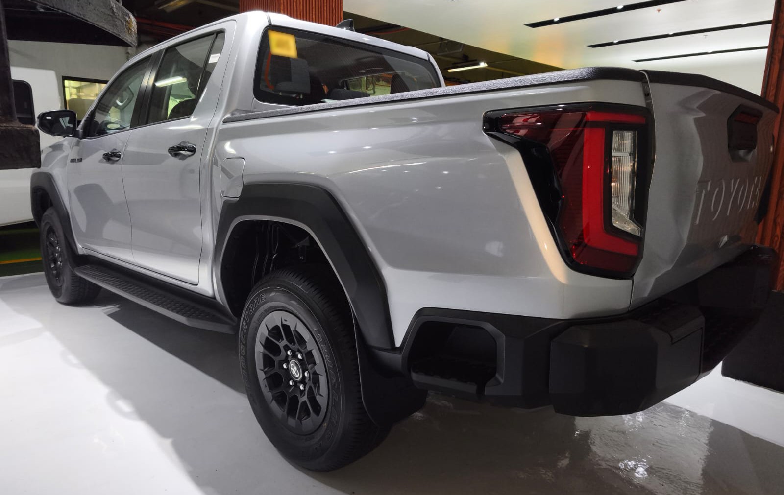2026 TOYOTA HILUX DOUBLE CAB E 2.8 4WD MT Silver image 3