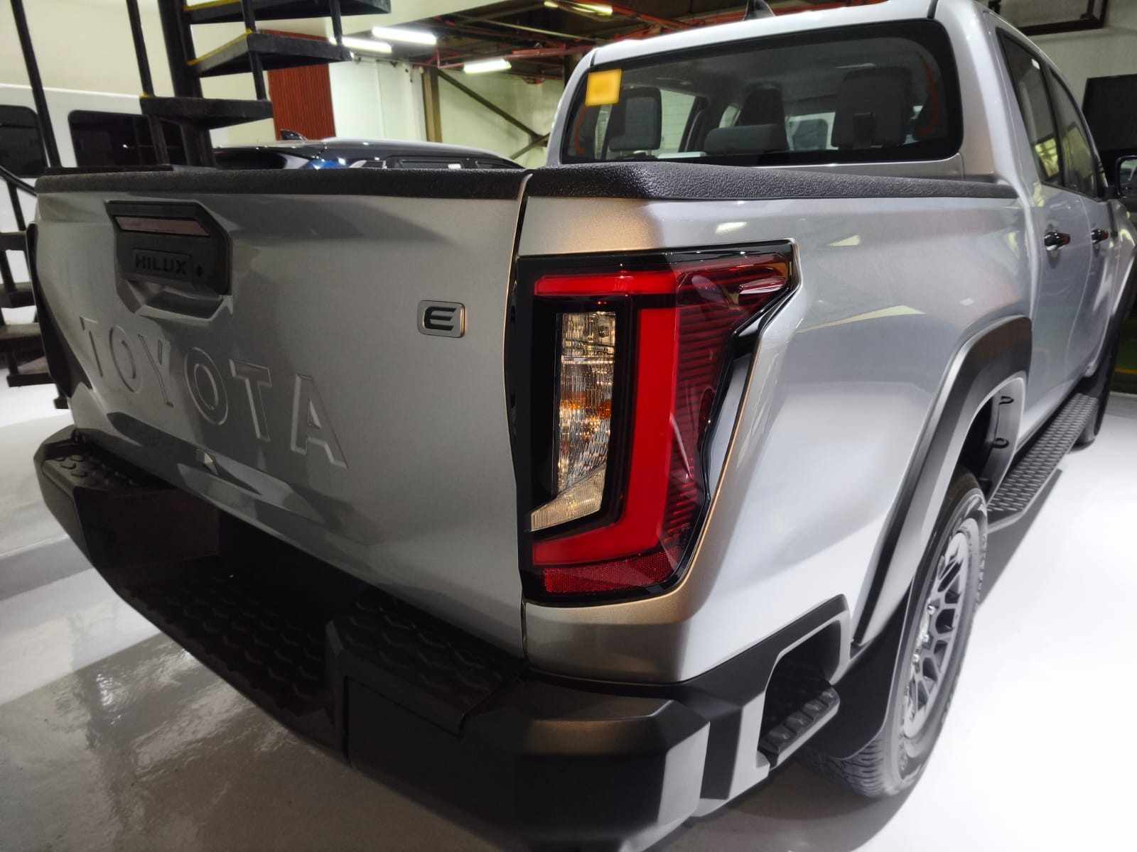 2026 TOYOTA HILUX DOUBLE CAB E 2.8 4WD MT Silver image 6
