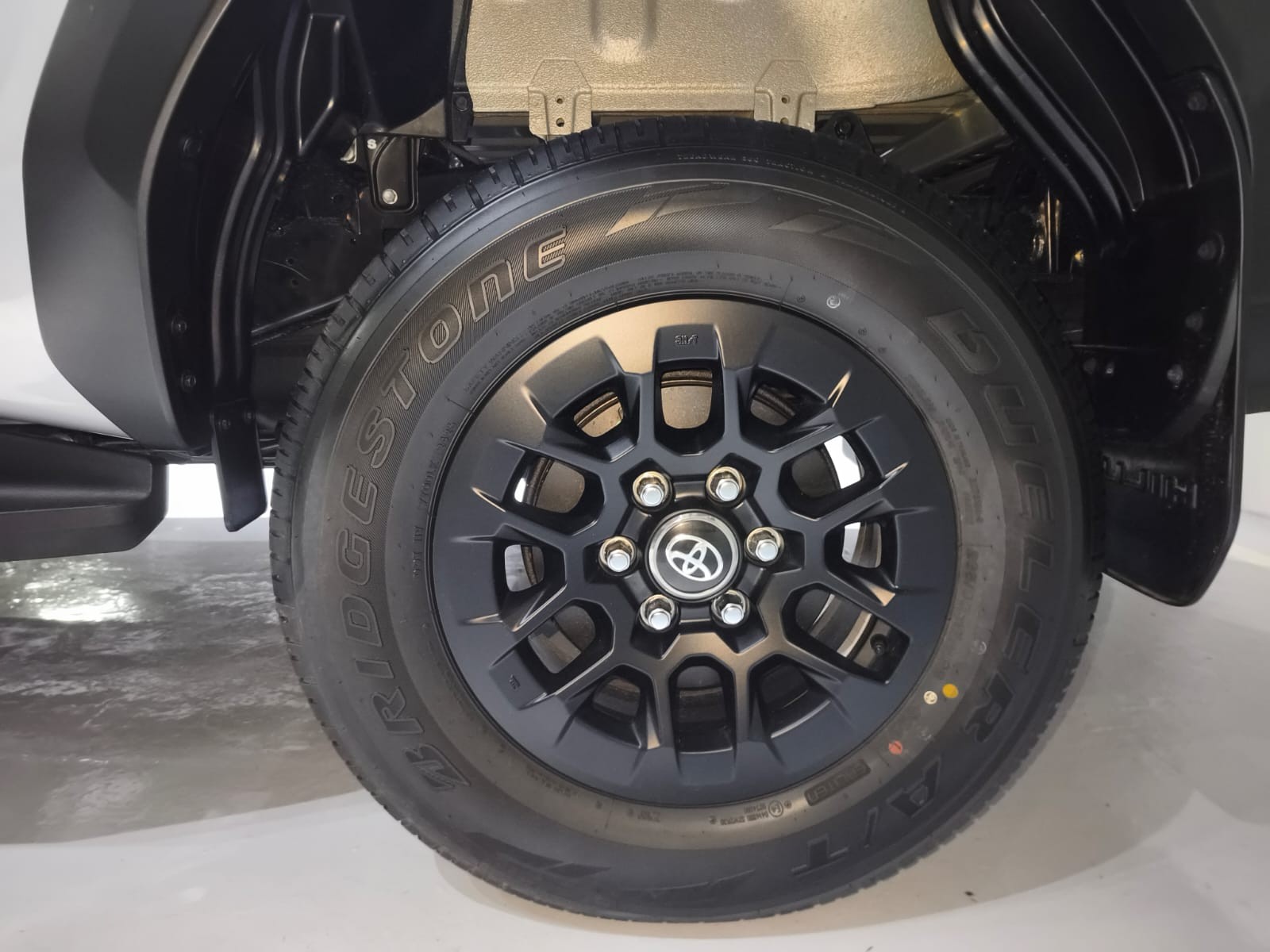 2026 TOYOTA HILUX DOUBLE CAB E 2.8 4WD MT Silver image 13