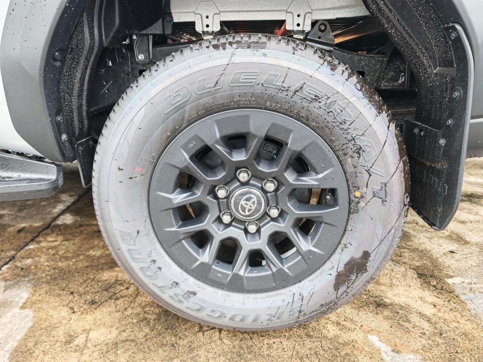 2026 TOYOTA HILUX DOUBLE CAB E 2.8 4WD MT Silver image 10