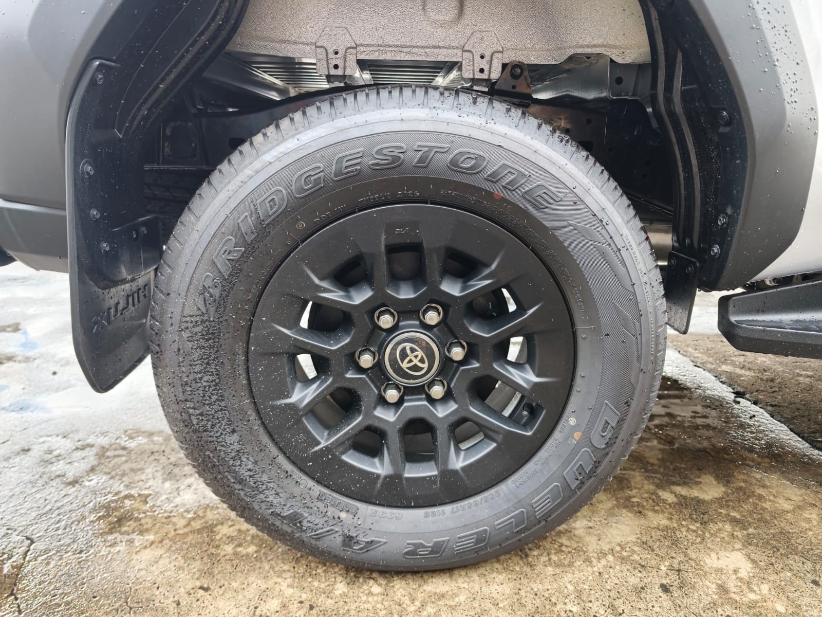 2026 TOYOTA HILUX DOUBLE CAB E 2.8 4WD MT Silver image 13