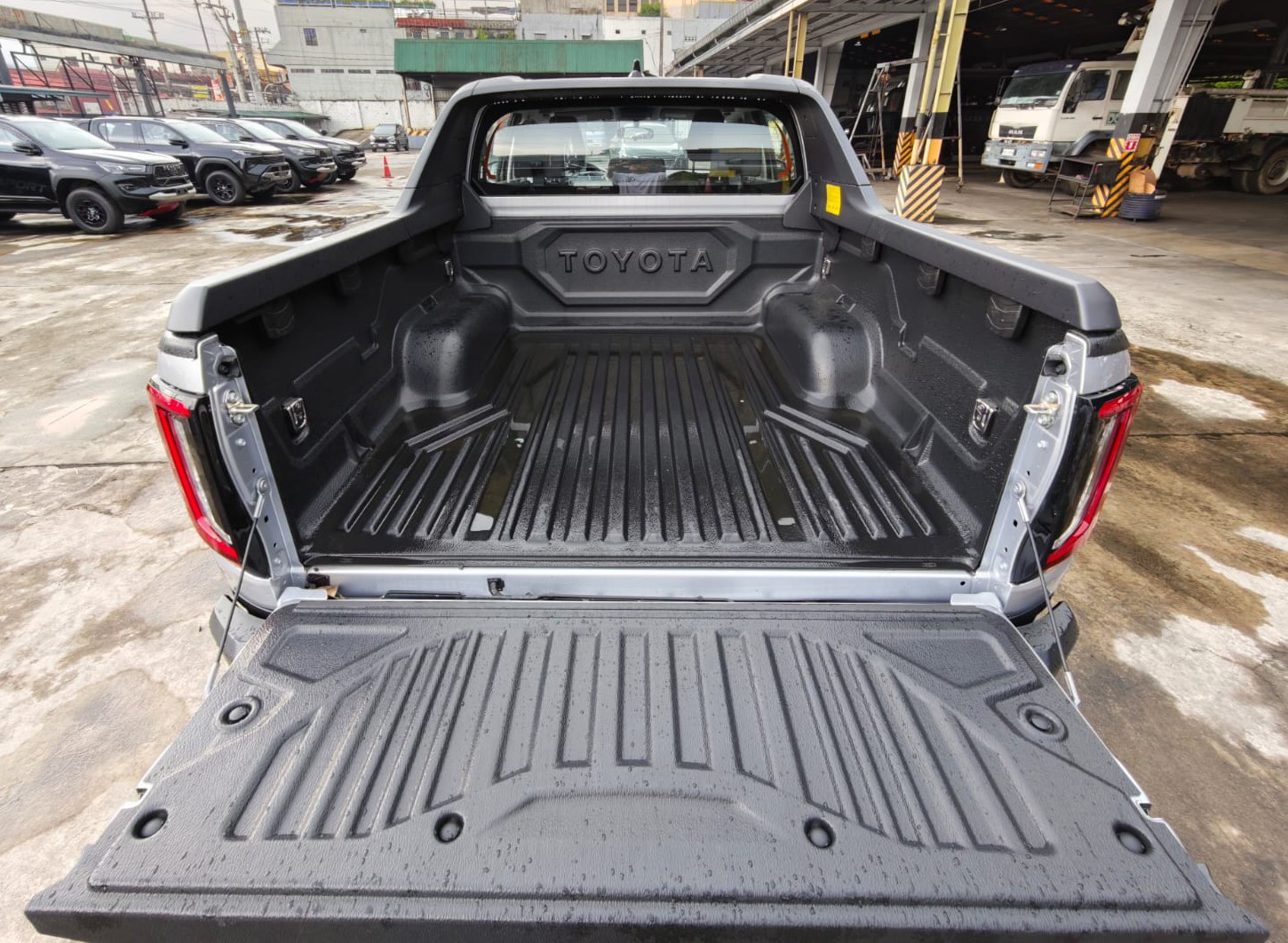2026 TOYOTA HILUX DOUBLE CAB E 2.8 4WD MT Silver image 18