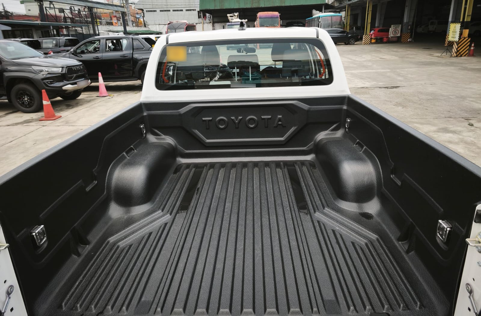 2026 TOYOTA HILUX DOUBLE CAB E 2.8 4WD MT White image 17