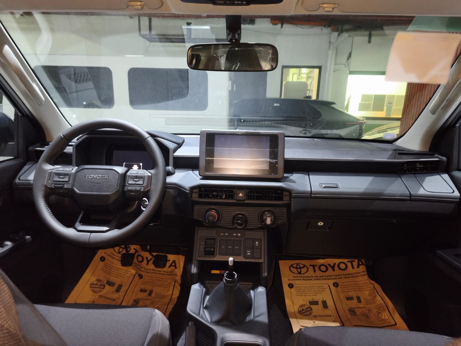 2026 TOYOTA HILUX DOUBLE CAB E 2.8 4WD MT Silver image 30