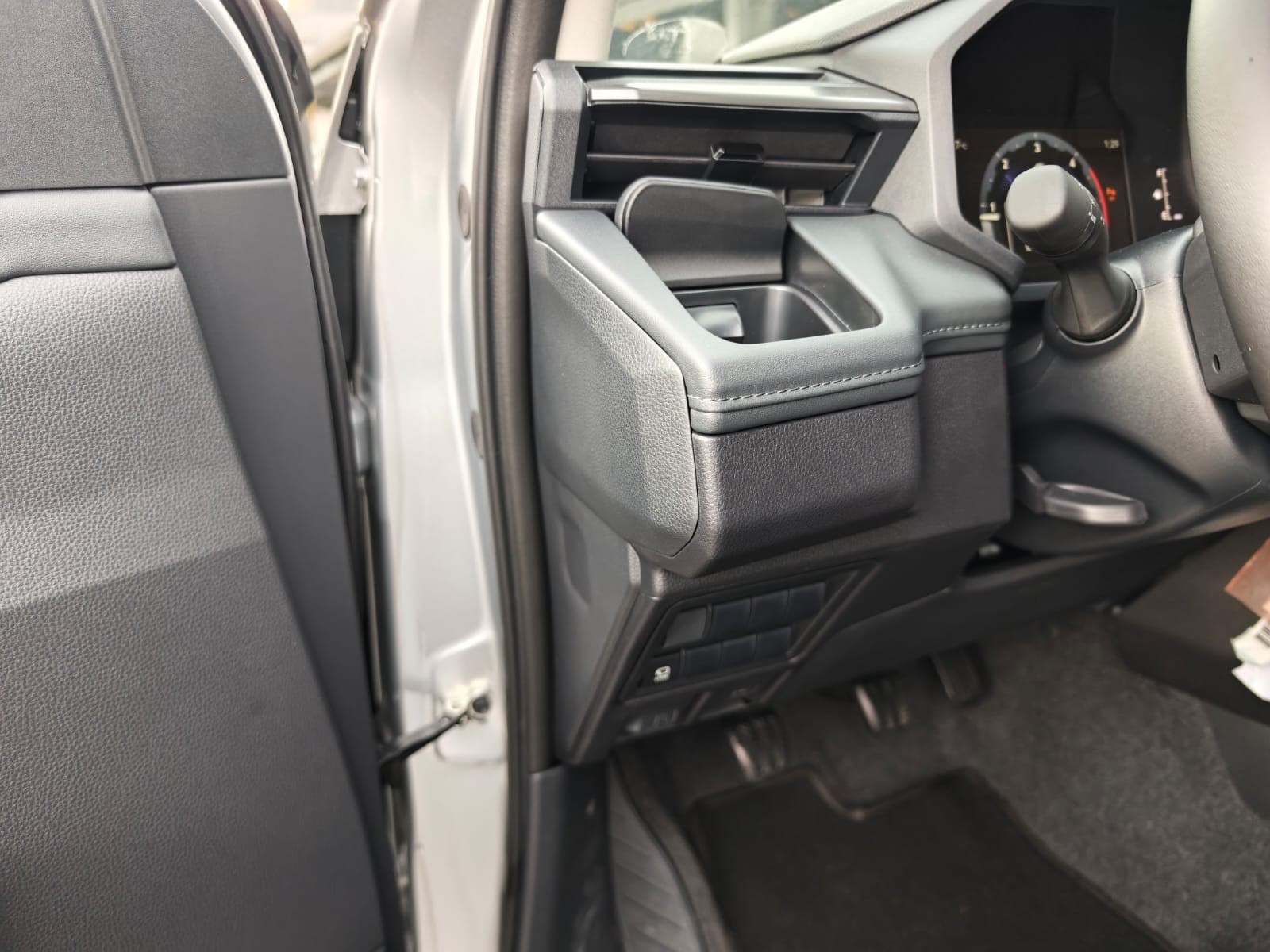 2026 TOYOTA HILUX DOUBLE CAB E 2.8 4WD MT Silver image 26